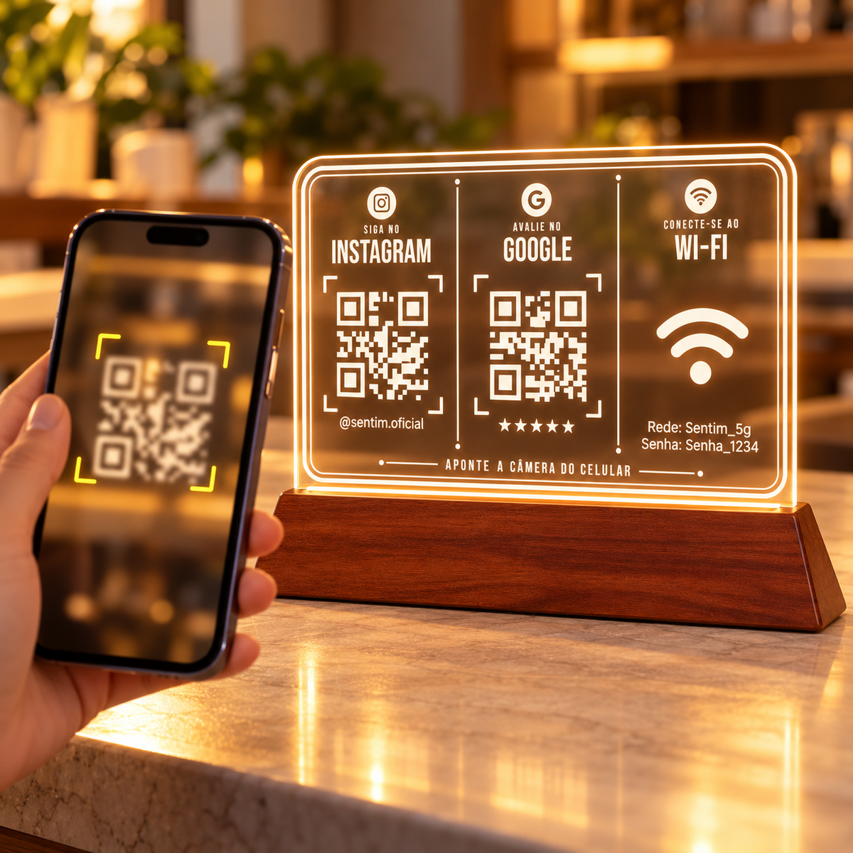 Mão segurando um celular com a câmera apontada para um dos QR Codes da placa