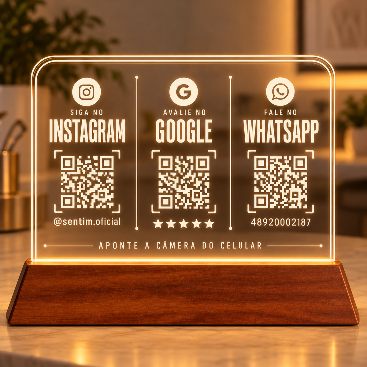 Placa de acrílico horizontal com LED e base de madeira, com três QR Codes: Instagram, Google e WhatsApp