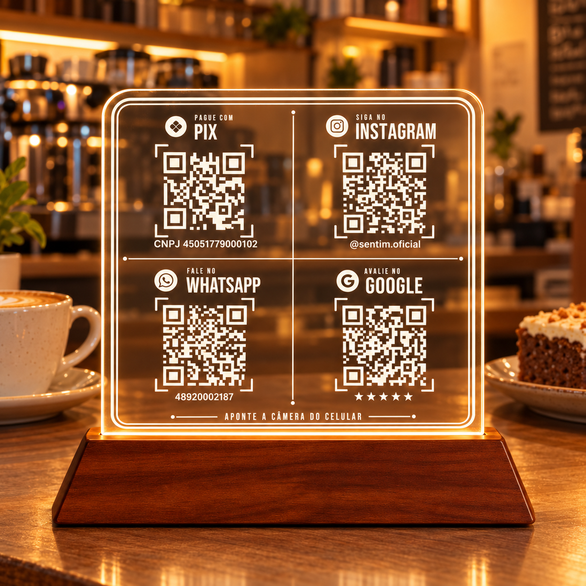 Placa com Pix, Instagram, WhatsApp e Google e luz LED sobre o balcão de uma cafeteria, com luz quente ao fundo