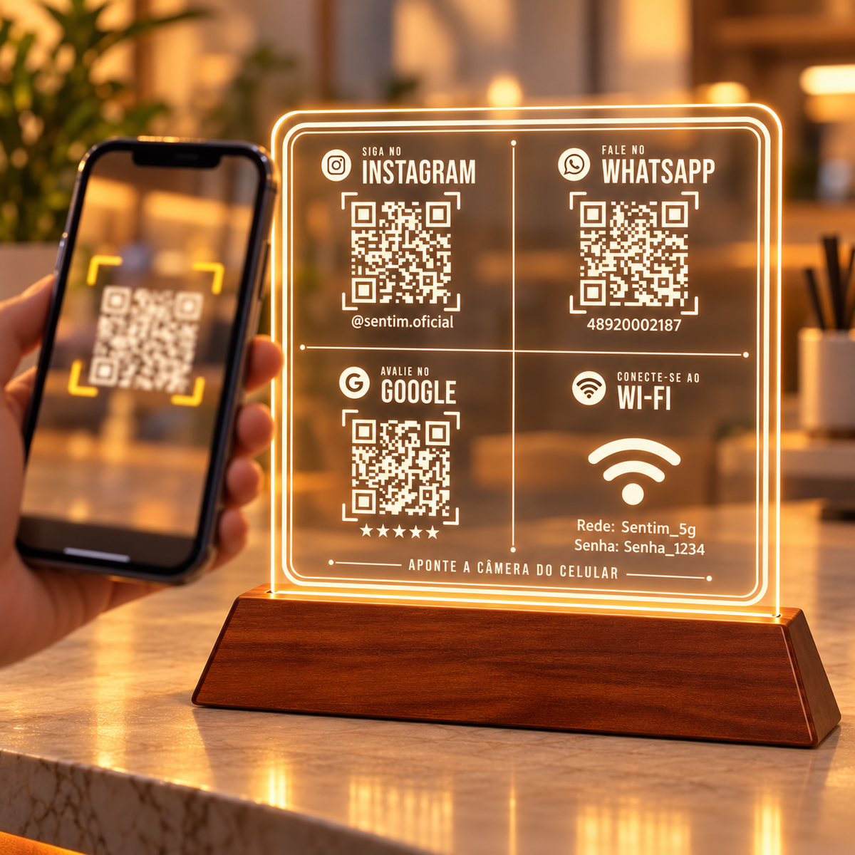 Mão segurando um celular com a câmera apontada para um dos QR Codes da placa