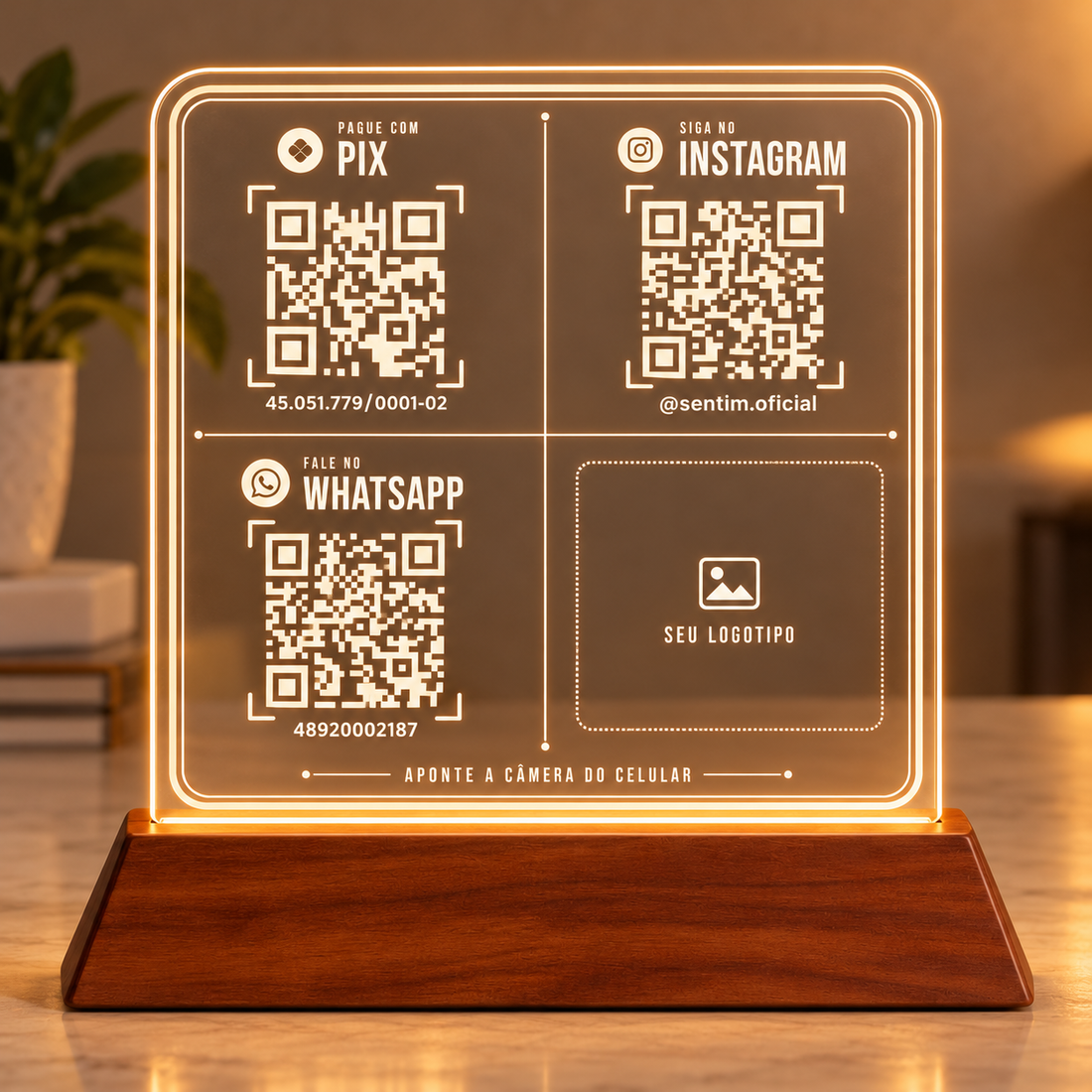 Placa de acrílico quadrada com LED e base de madeira, com três QR Codes (Pix, Instagram e WhatsApp) e um espaço marcado Seu logotipo