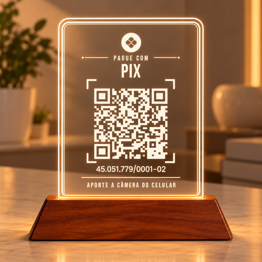 Placa de acrílico em pé com LED e base de madeira, com o QR Code do Pix, a chave escrita e o texto Pague com Pix