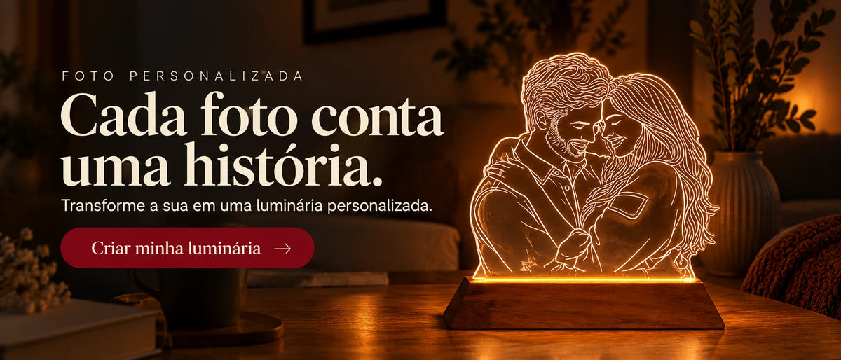 Cada foto conta uma história. Luminária personalizada com a foto de um casal abraçado, base de madeira escura e luz acesa. Crie a sua na Sentim.slider_item_RFQUz8