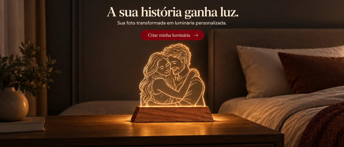 Luminária personalizada com foto de casal em desenho iluminado sobre criado-mudo em quarto de casal. Crie sua luminária personalizada.