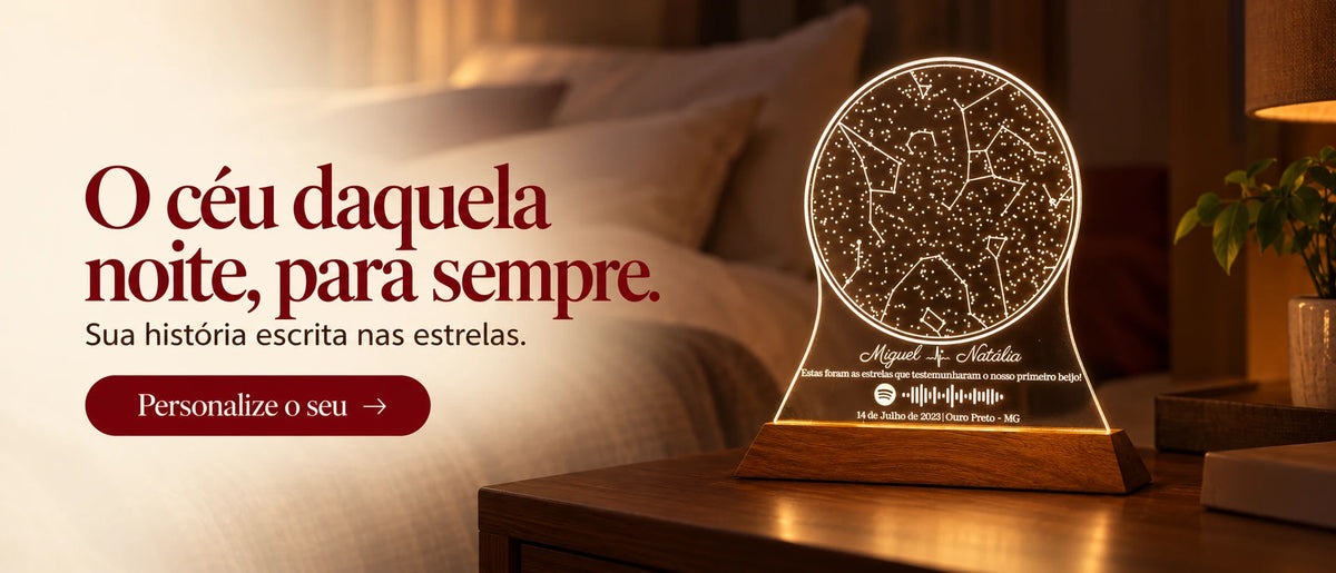 Luminária Mapa do Céu personalizada para Miguel e Natália, acesa sobre mesa de cabeceira. Personalize a sua no site da Sentim.