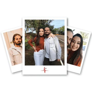 Fotos estilo polaroid de casal sorrindo ao ar livre, com árvores ao fundo, fundo branco.