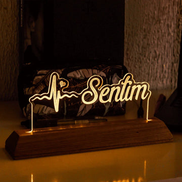 Luminária personalizada de acrílico com nome Sentim iluminada em base de madeira, decorativa.
